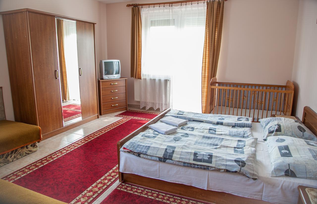 Izabella Panzio Bed & Breakfast Hajduszoboszlo Exterior photo